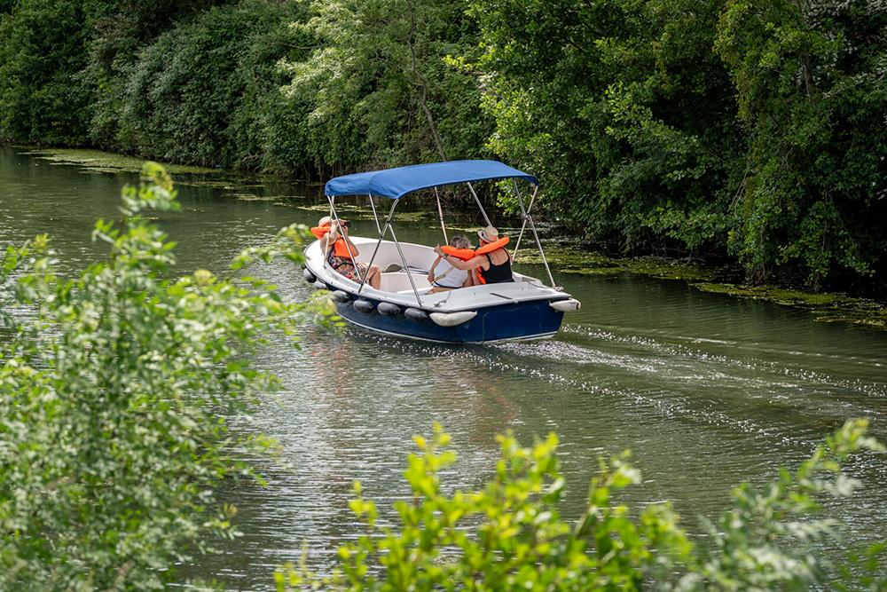 Bateau sur l'eau, la rivière, la rivière…