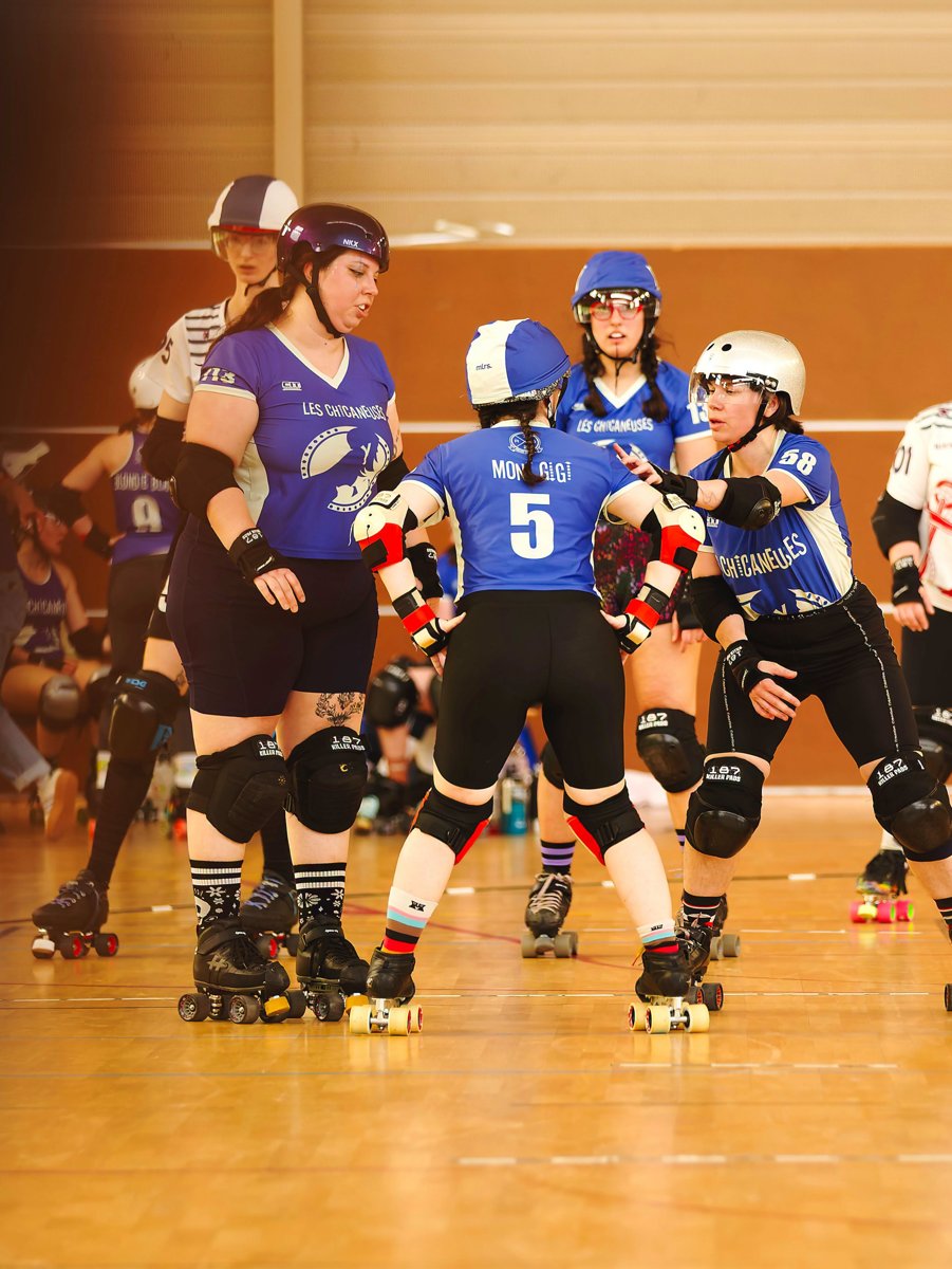 Les Chicaneuses en ligne sur la piste, prêtes pour le jam (photo : Roller Derby 72, cliché Mimon Kalia)