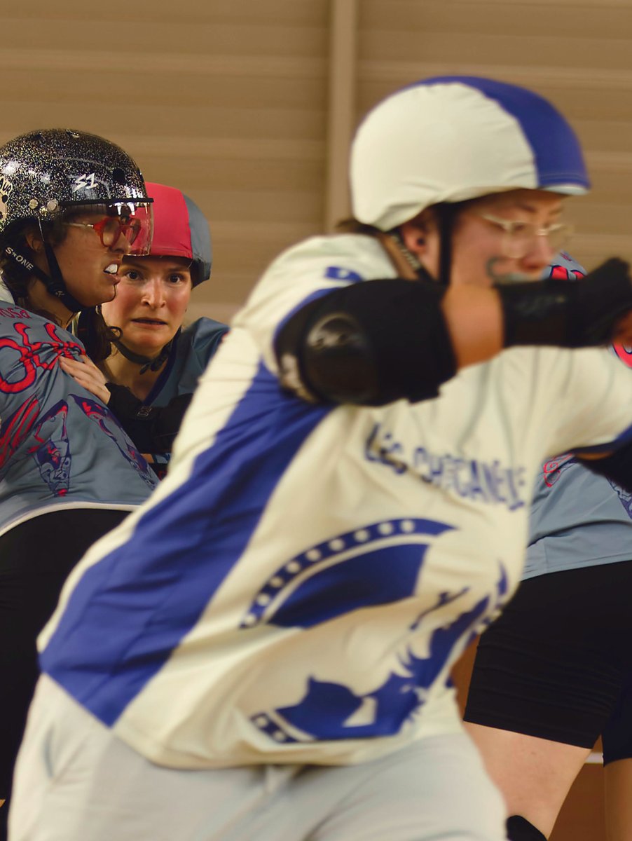Une joueuse des Chicaneuses lancée à pleine vitesse, épaule en avant (photo : Roller Derby 72, cliché Mimon Kalia)