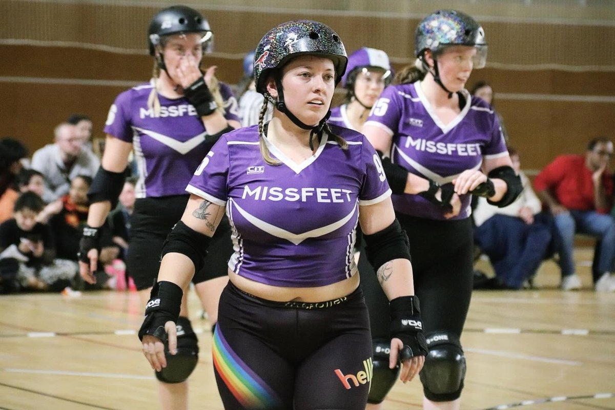 Les Missfeet entrent sur la piste (photo : Roller Derby 72, cliché Steffie Photographies)