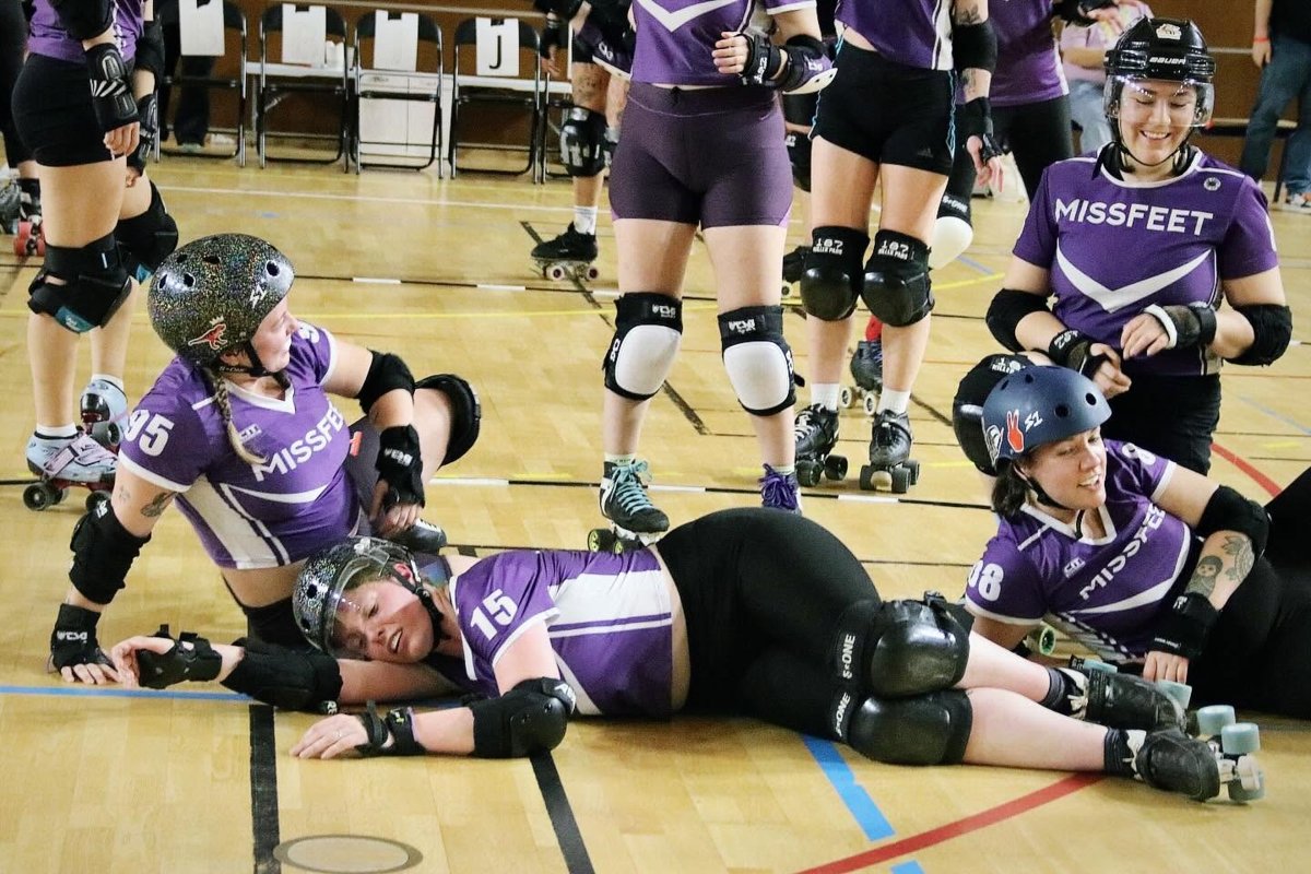Au sol, puis debout : chez les Missfeet, on tombe et on se relève (photo : Roller Derby 72, cliché Steffie Photographies)