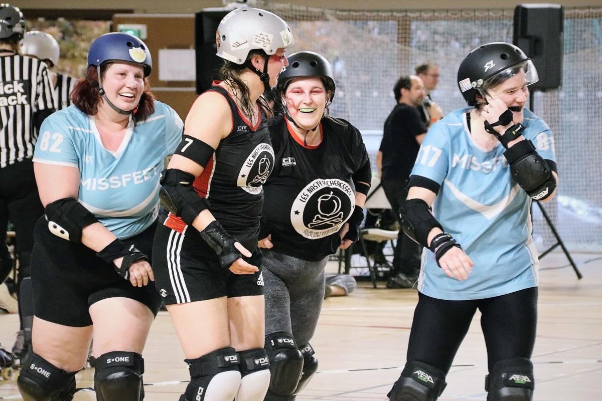 Fous rires entre adversaires après un jam (photo : Roller Derby 72, cliché Steffie Photographies)