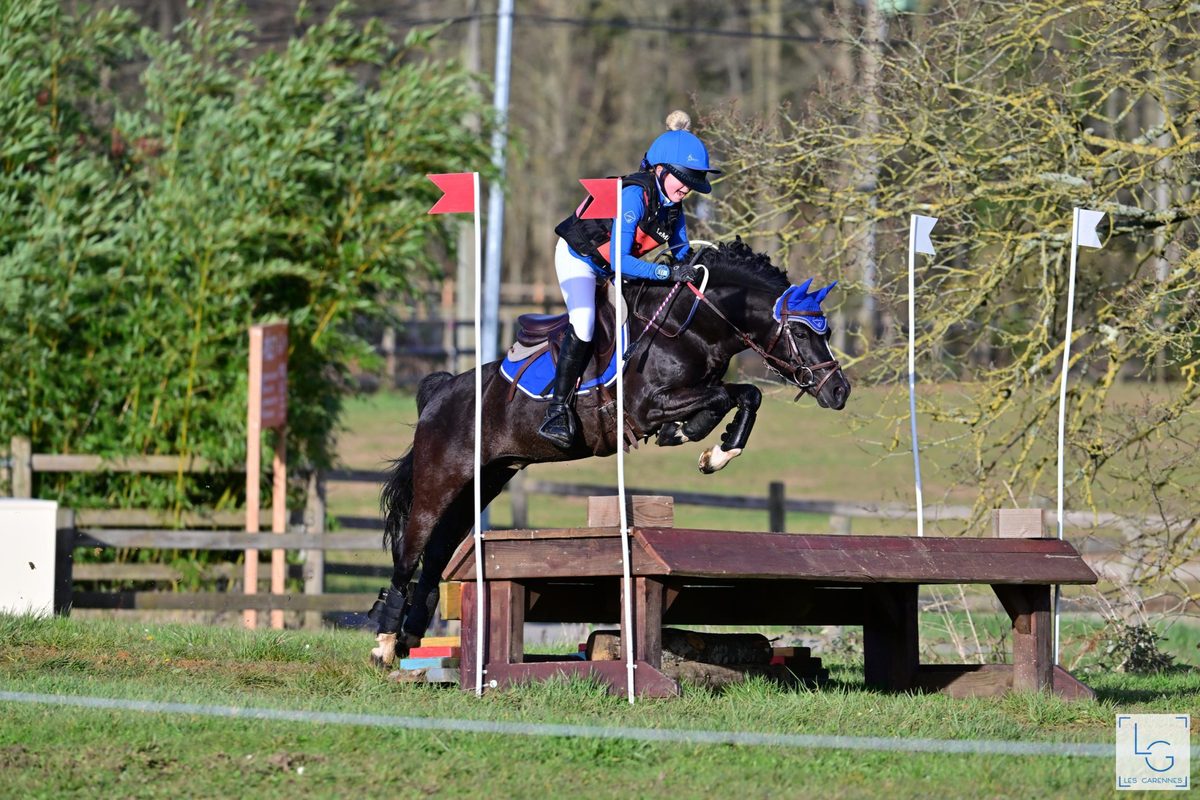 Un jeune cavalier sur le parcours de cross (photo : Pôle européen du cheval, cliché Les Garennes)