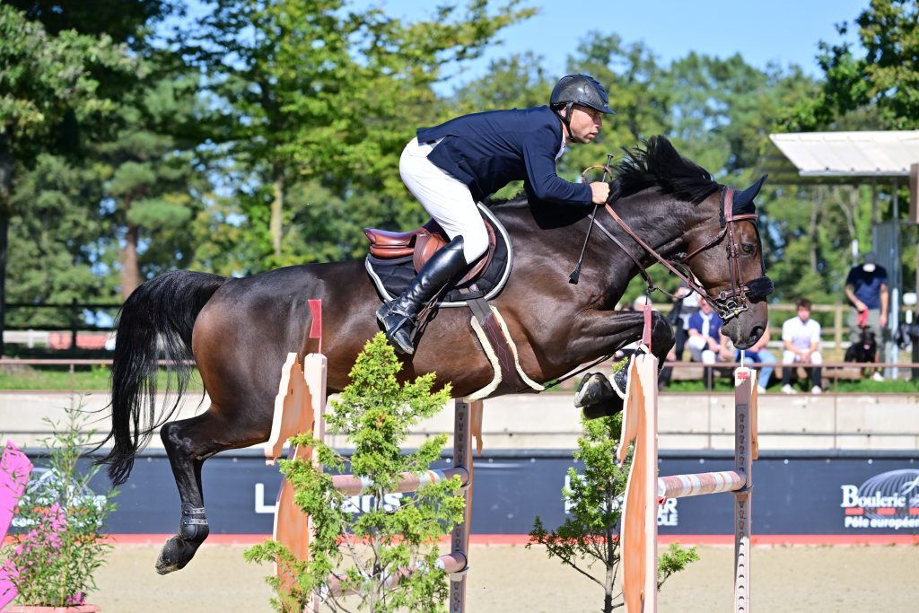 Saut d'obstacles sur l'une des pistes extérieures (photo : Pôle européen du cheval, cliché Les Garennes)
