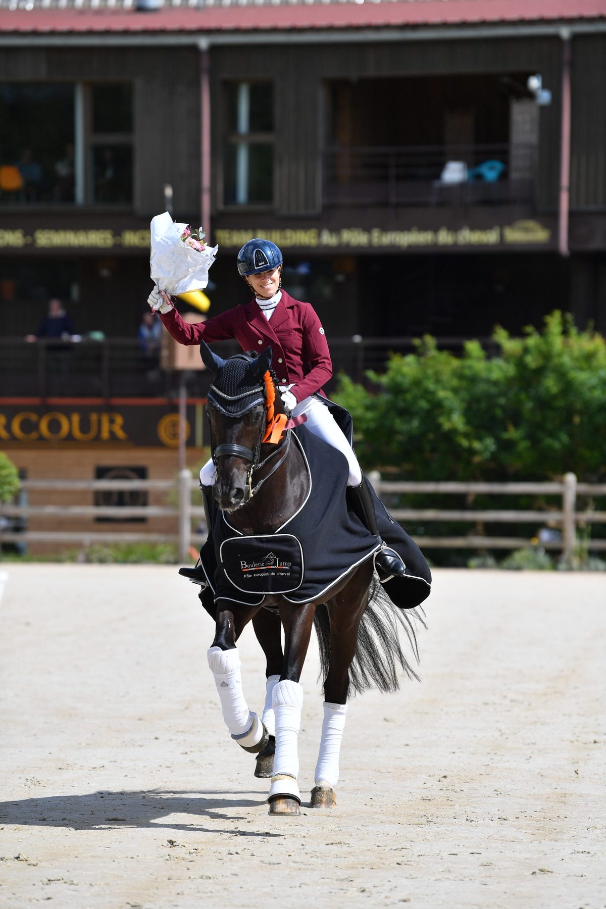 Une cavalière salue à la fin de sa reprise de dressage (photo : Pôle européen du cheval, cliché Les Garennes)