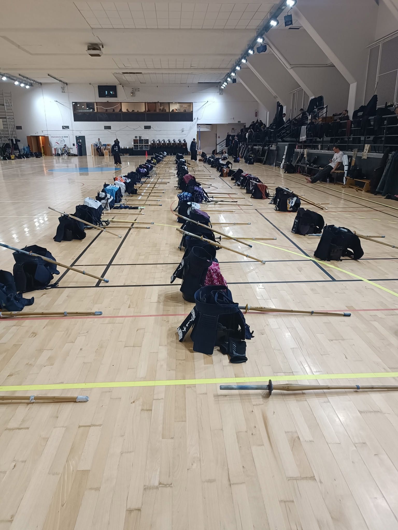 Armures et shinai alignés au sol avant une séance de stage (photo : Le Mans Kendo Club)