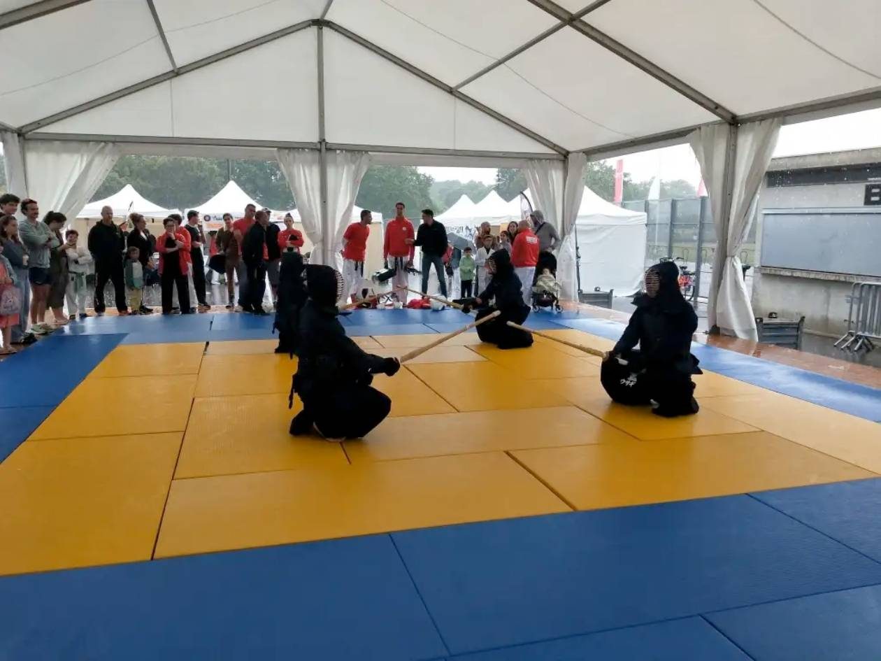 Démonstration de kendo sur les tatamis, lors des portes ouvertes de septembre 2024 (photo : Le Mans Kendo Club)