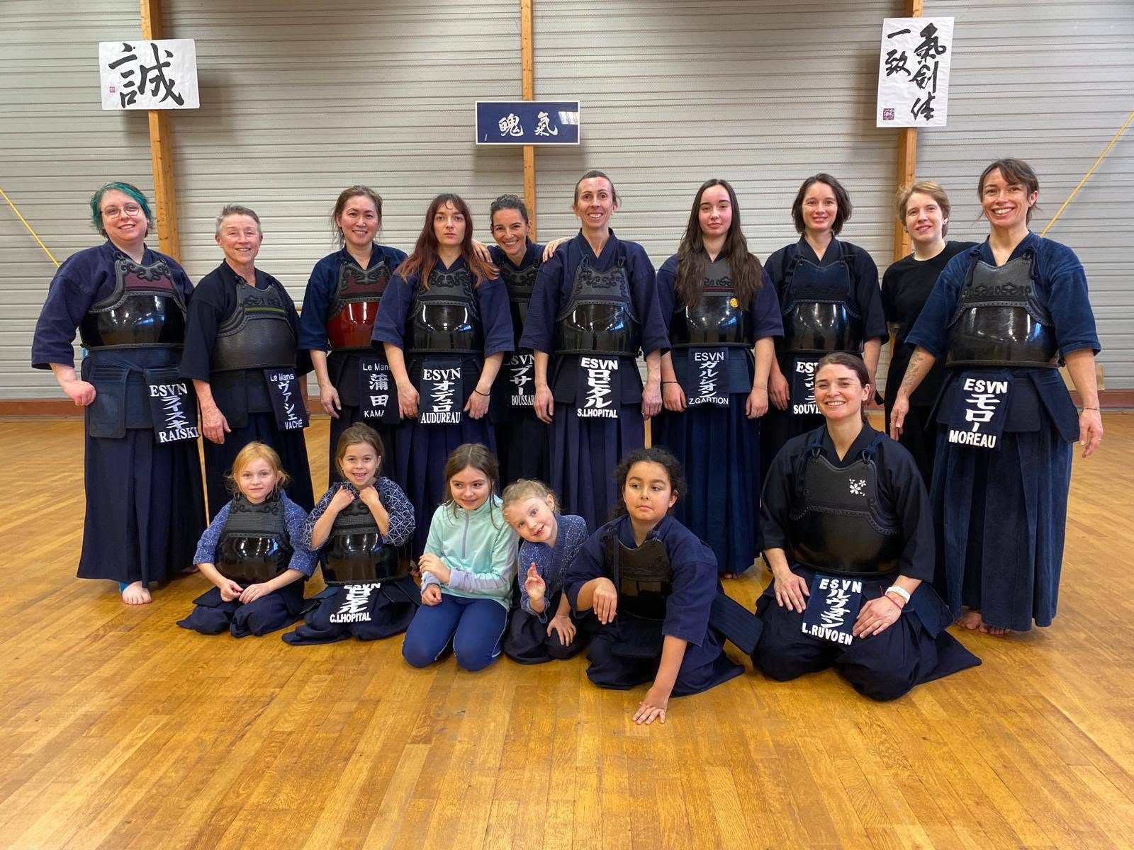 Pratiquantes et jeunes kendoka réunies à l'issue d'un stage féminin (photo : Le Mans Kendo Club)